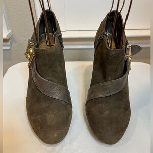 SAKS FIFTH AVENUE OLIVE GREEN SUEDE BOOTIE – SZ 9